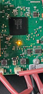 Nahaufnahme einer bestückten Leiterplatte mit IC und LED