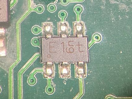 Makroaufnahme eines SMD-Bauteils auf Leiterplatte