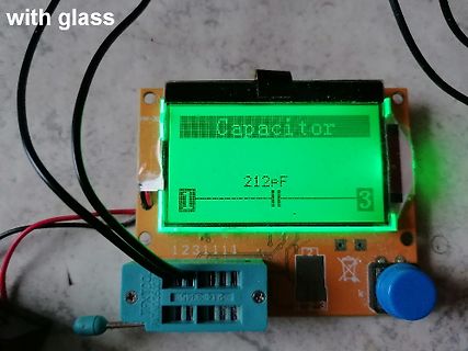 Leiterplatte mit LCD-Display und Kapazitätsmessung