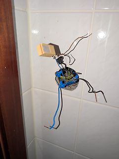 Freiliegende elektrische Leitungen in einer Wandöffnung
