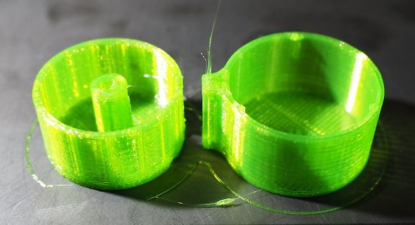 Zwei grün 3D-gedruckte Kunststoffobjekte