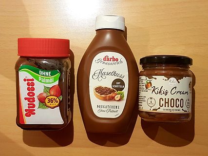 Drei Gläser und eine Flasche Schokoladenaufstrich