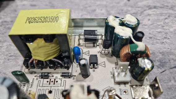 Elektronische Bauteile auf einer Leiterplatte