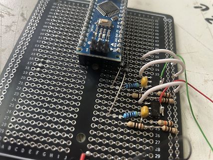 Aufbau auf Lochrasterplatine mit Mikrocontroller und Widerständen