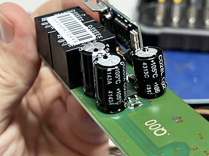 Nahaufnahme einer Leiterplatte mit Elektrolytkondensatoren und Relais