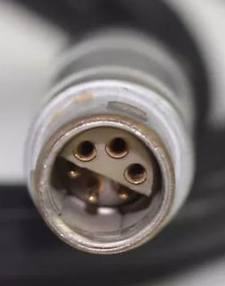 Stecker eines Kabels mit drei Kontakten