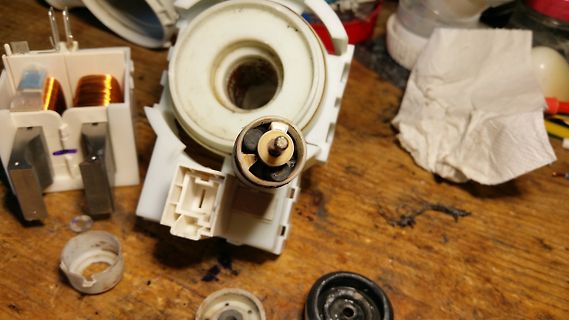 Zerlegte elektrische Bauteile auf Werkstattuntergrund