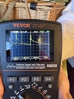 Handgehaltenes VEVOR ET828 Oszilloskop mit Wellenform