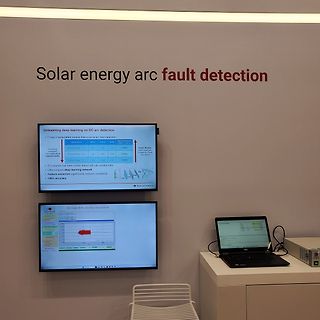 Präsentation zur Solar-Lichtbogenfehlererkennung mit Monitor und Laptop