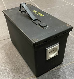 Metallkiste mit eingebauter Steckdose