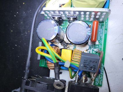 Nahaufnahme einer Leiterplatte mit Elektrolytkondensatoren und Spulen