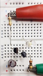 Aufbau auf Breadboard mit LED, Transistoren und Widerständen