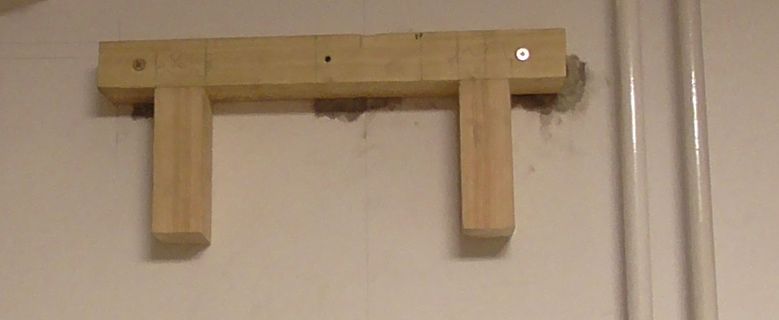Holzkonstruktion an einer Wand
