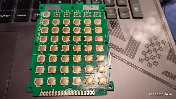 Foto einer Taschenrechner-Leiterplatte auf Laptop-Tastatur