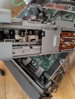 Geöffnetes Elektronikgerät mit markierten Bauteilen