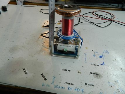 Aufbau mit Spule und Platine auf Werkstatt-Tisch