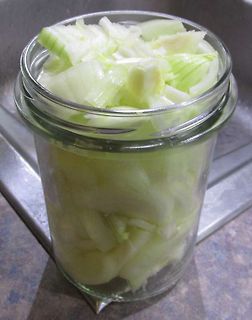 Geschnittene Zwiebeln in einem Glasbehälter