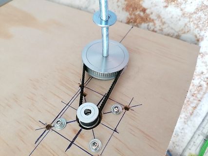 Mechanischer Aufbau mit Riemenantrieb auf Holzplatte