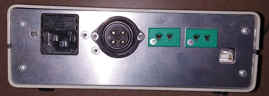 Rückseite eines elektronischen Geräts mit Anschlüssen