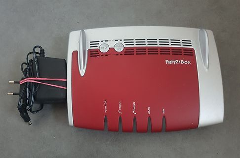 FRITZ!Box Router mit Netzteil