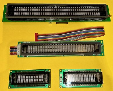 Vier LCD-Module auf Leiterplatten