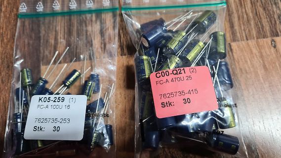 Zwei Beutel mit Elektrolytkondensatoren