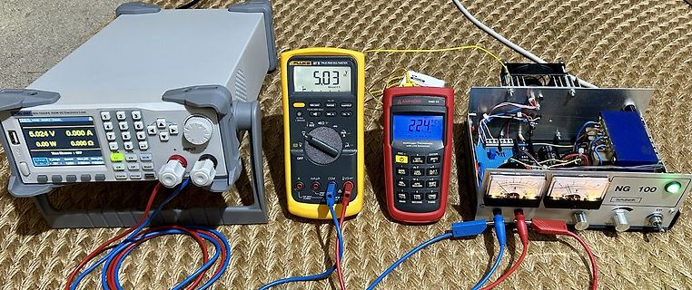Messaufbau mit Labornetzteil und zwei Multimetern