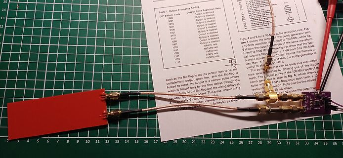 Elektronik-Aufbau mit Leiterplatte und Dokumentation