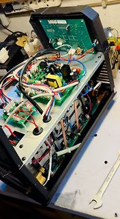 Innenansicht eines elektronischen Geräts mit mehreren Leiterplatten