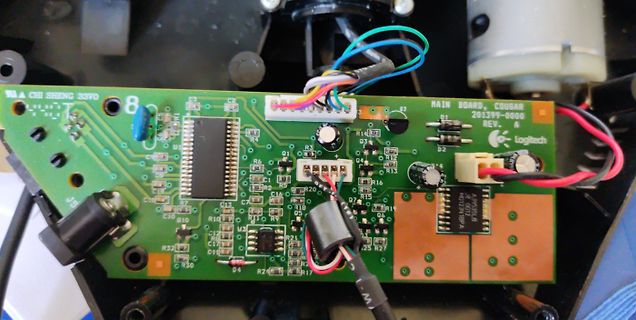 Leiterplatte eines Logitech-Geräts mit Kabeln