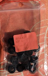 Schwarze Gummiringe in einer Plastiktüte