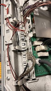 Innenansicht einer Elektronikplatine mit Kabelverbindungen