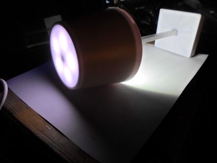 Leuchtender Zylinder auf weißem Papier