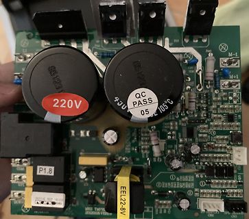 Foto einer Leiterplatte mit Elektrolytkondensatoren