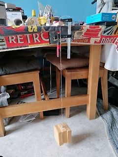 Aufbau mit Gewicht und Schnur an einem Tisch