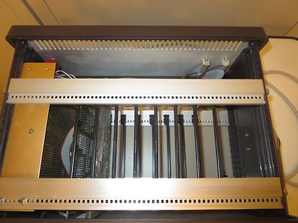 Innenansicht eines elektronischen Gehäuses mit Leiterplatte