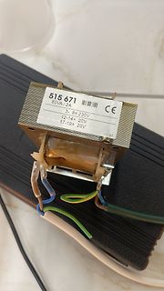 Transformator auf schwarzem Untergrund