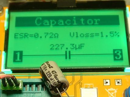 Display eines Kondensator-Testers mit Elektrolytkondensator