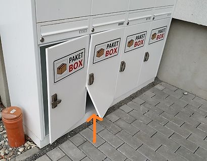 geöffneter Paketbox-Schrank