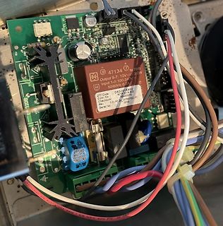 Leiterplatte mit Netzteilmodul und Verkabelung