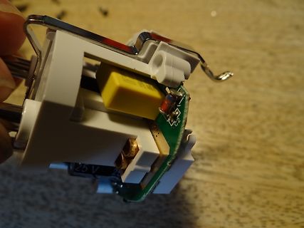 Nahaufnahme eines elektronischen Bauteils mit gelbem Kondensator
