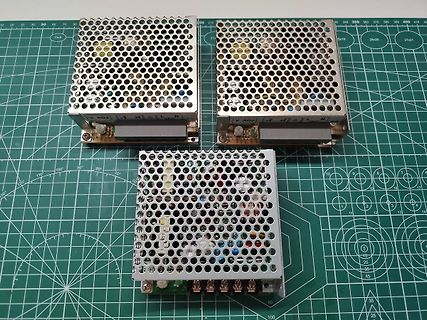 Drei Schaltnetzteile auf Schneidematte
