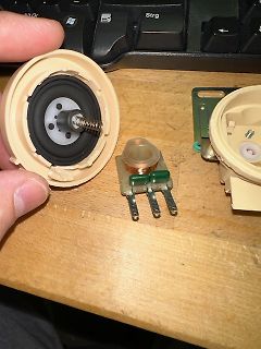 Zerlegte mechanische Tastatur-Schalter auf Holztisch