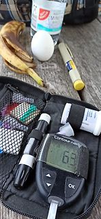Blutzuckermessgerät auf Tisch mit Banane und Ei