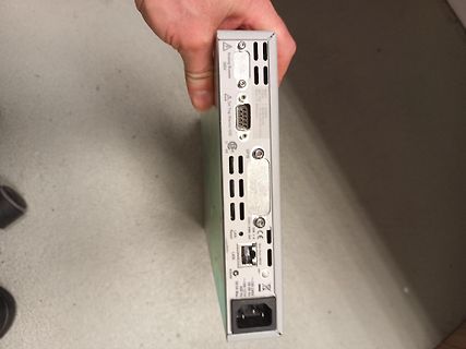 Rückansicht eines Computer-Gehäuses mit Anschlüssen