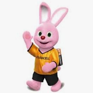 Duracell-Maskottchen als rosa Hase