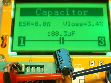 Display eines Kondensator-Testers mit Elektrolytkondensator