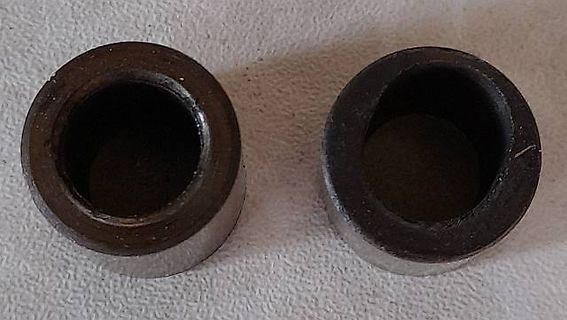 Zwei zylindrische Bauteile oder Buchsen