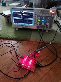 Oszilloskop und Messaufbau auf Leiterplatte