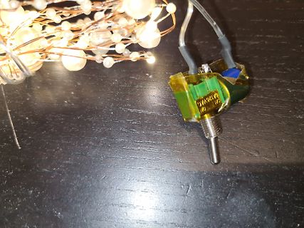 Bauteil mit Perlenkette und Kabeln